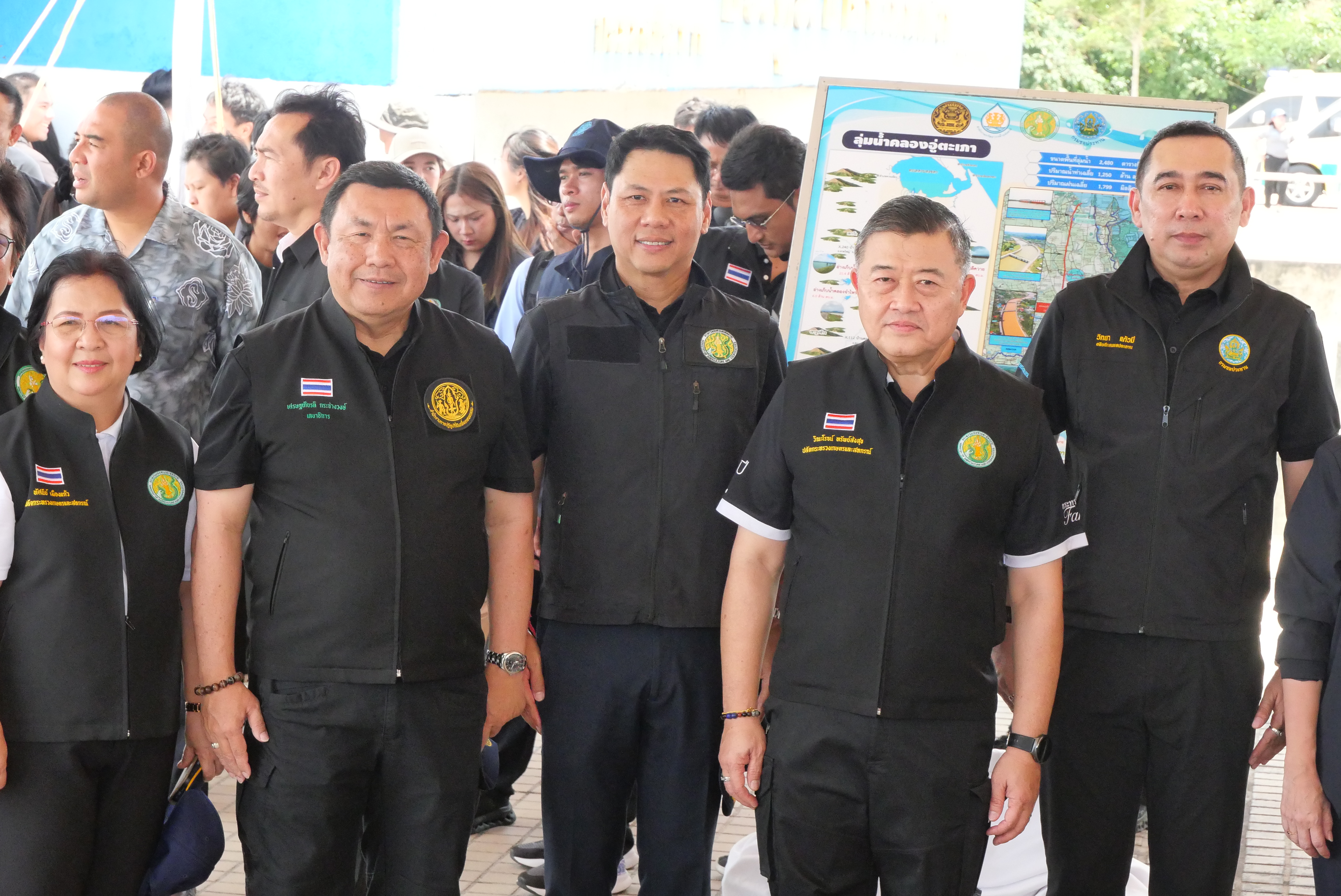 title - เลขาธิการ ส.ป.ก. พร้อมคณะ ร่วมลงพื้นที่กับคณะนายกรัฐมนตรี ติดตามการบริหารจัดการน้ำ เพิ่มศักยภาพระบายน้ำ ลดเสี่ยงน้ำท่วมหาดใหญ่ 